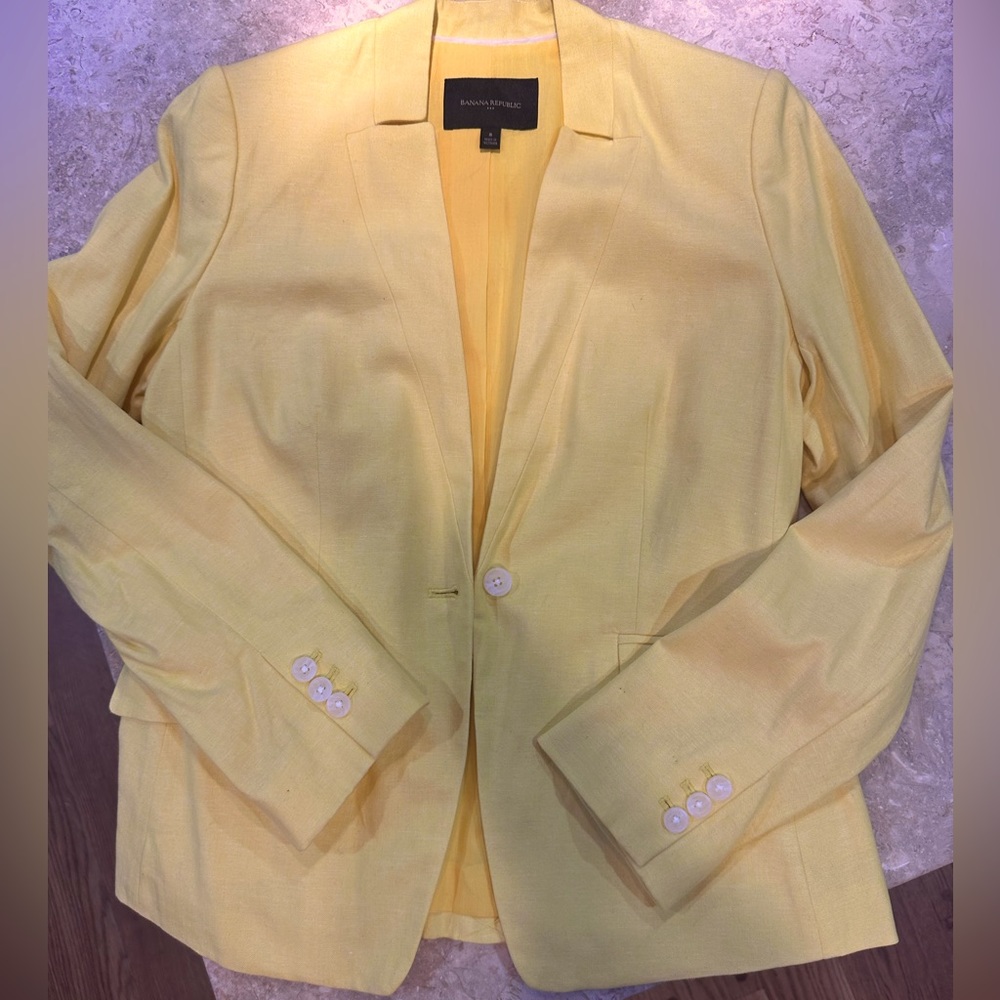 BANANA REPUBLIC Linen mix blazer with white buttons on cuffs. Yellow, size 8.